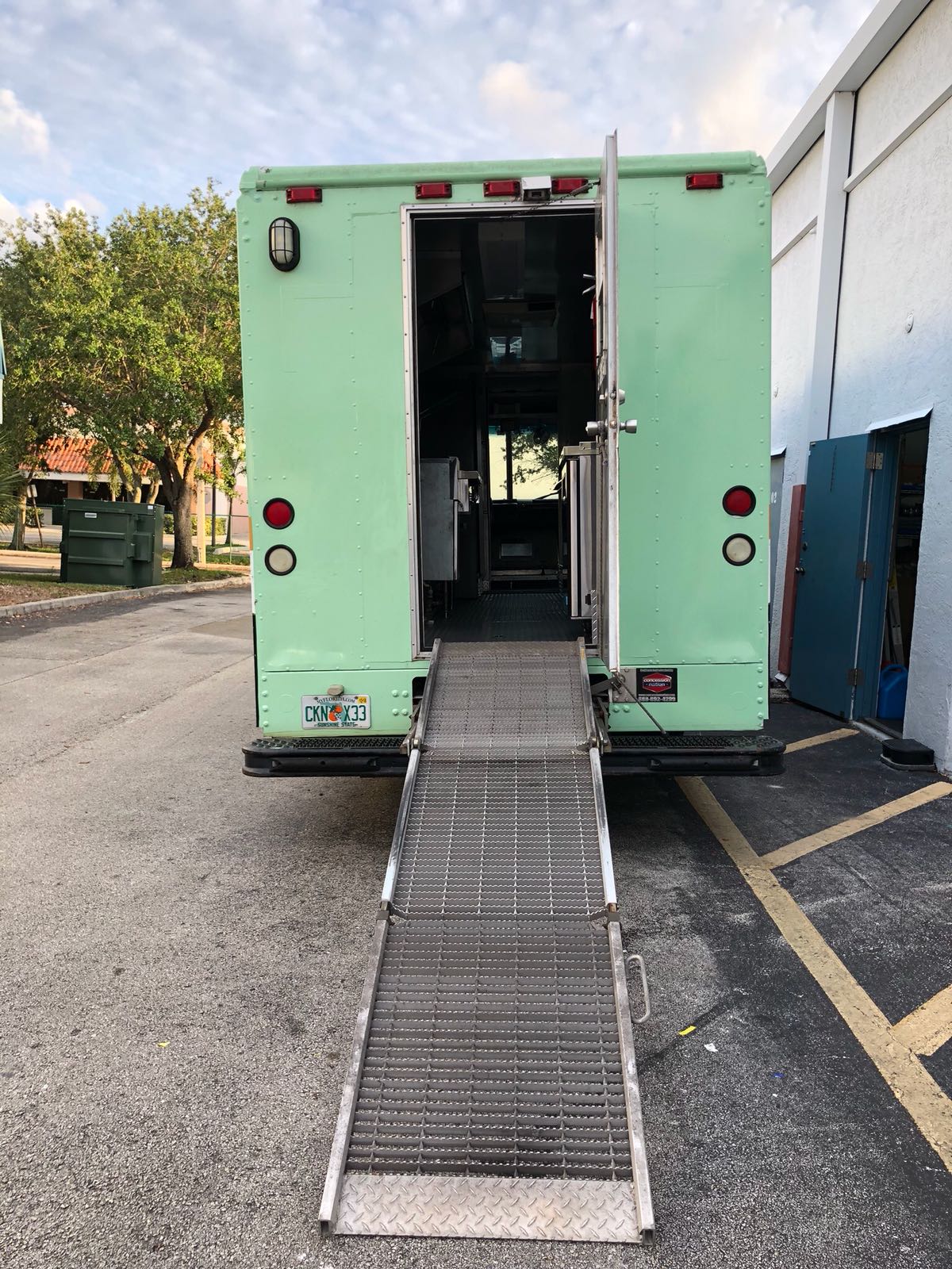 24ft Utilimaster Workhorse Breakfast Food Truck For Sale - https